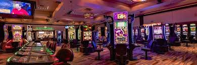 Tampilan studio live dealer opa slot dengan meja HD dan dealer profesional Tampilan studio live dealer opa slot dengan meja HD dan dealer profesional